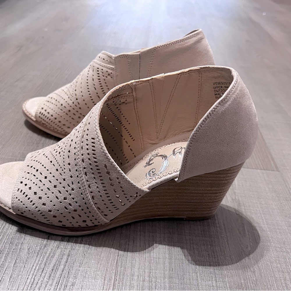 Very G peep toe wedge